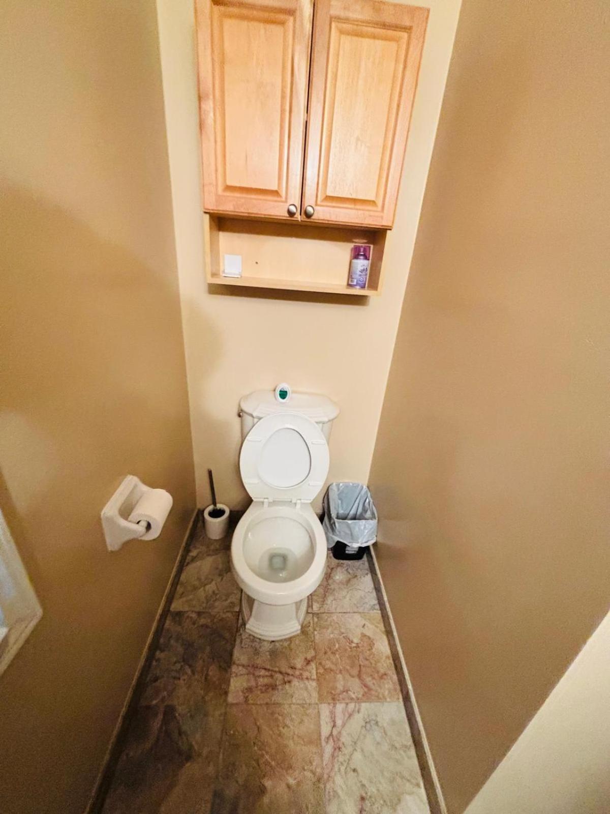 Room With Private Patio Next To Toronto Airport Мисисага Екстериор снимка