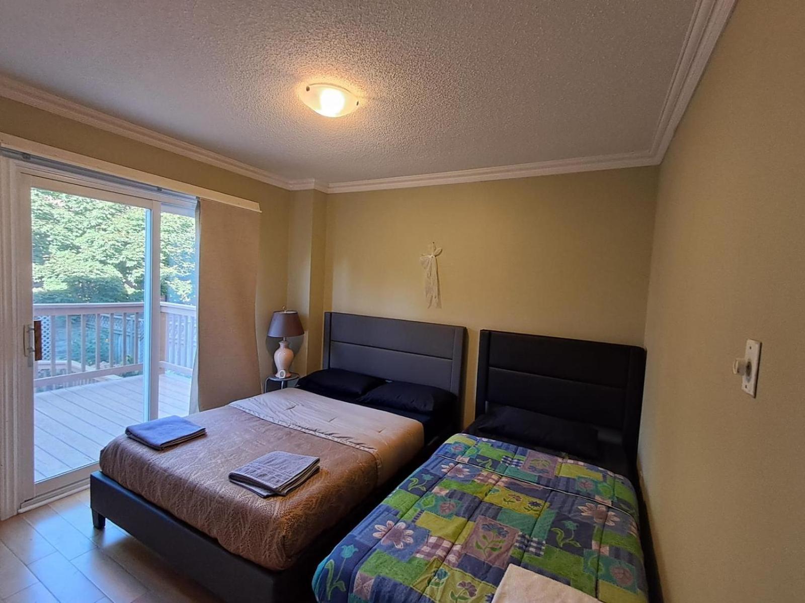 Room With Private Patio Next To Toronto Airport Мисисага Екстериор снимка