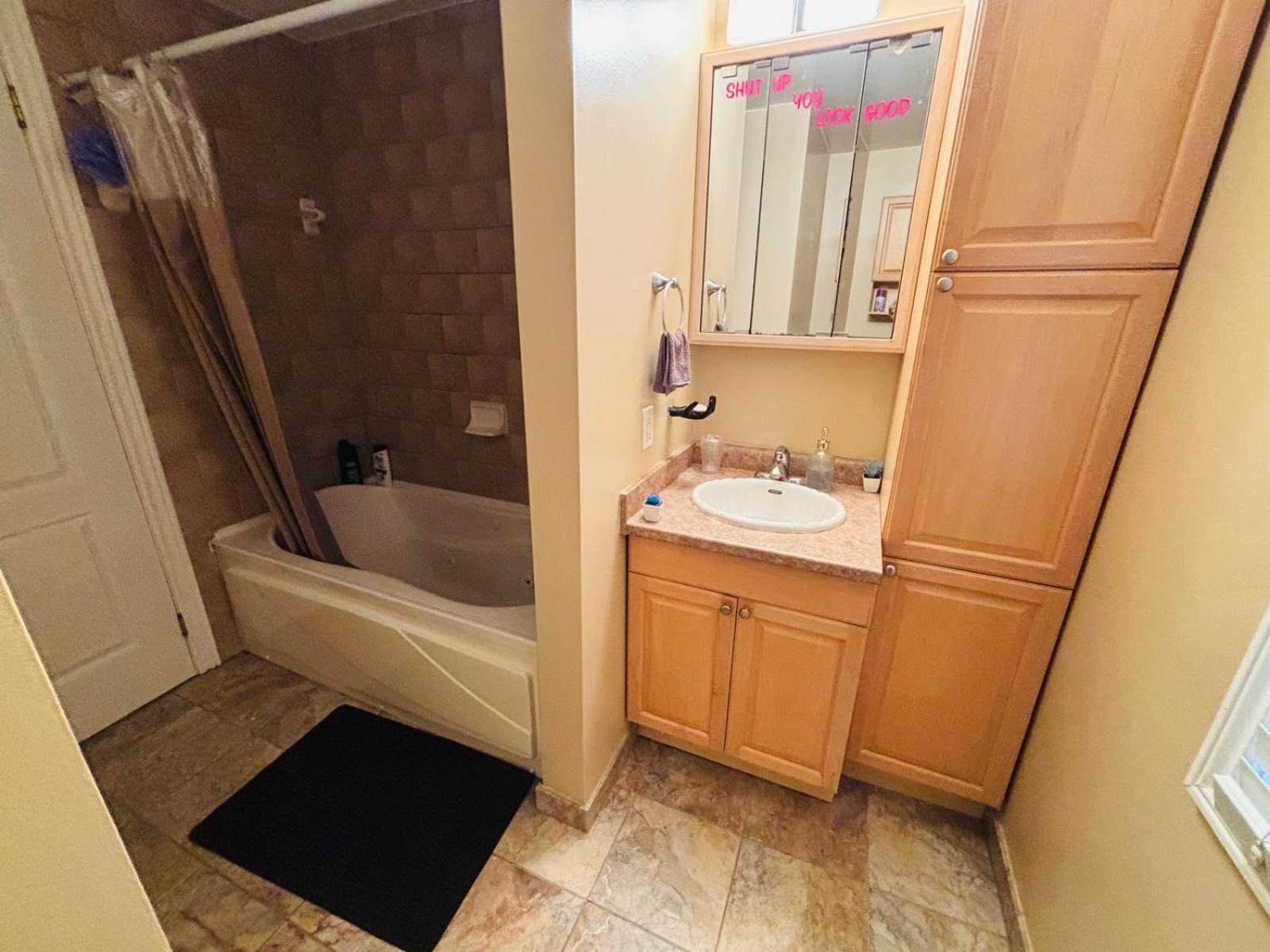 Room With Private Patio Next To Toronto Airport Мисисага Екстериор снимка
