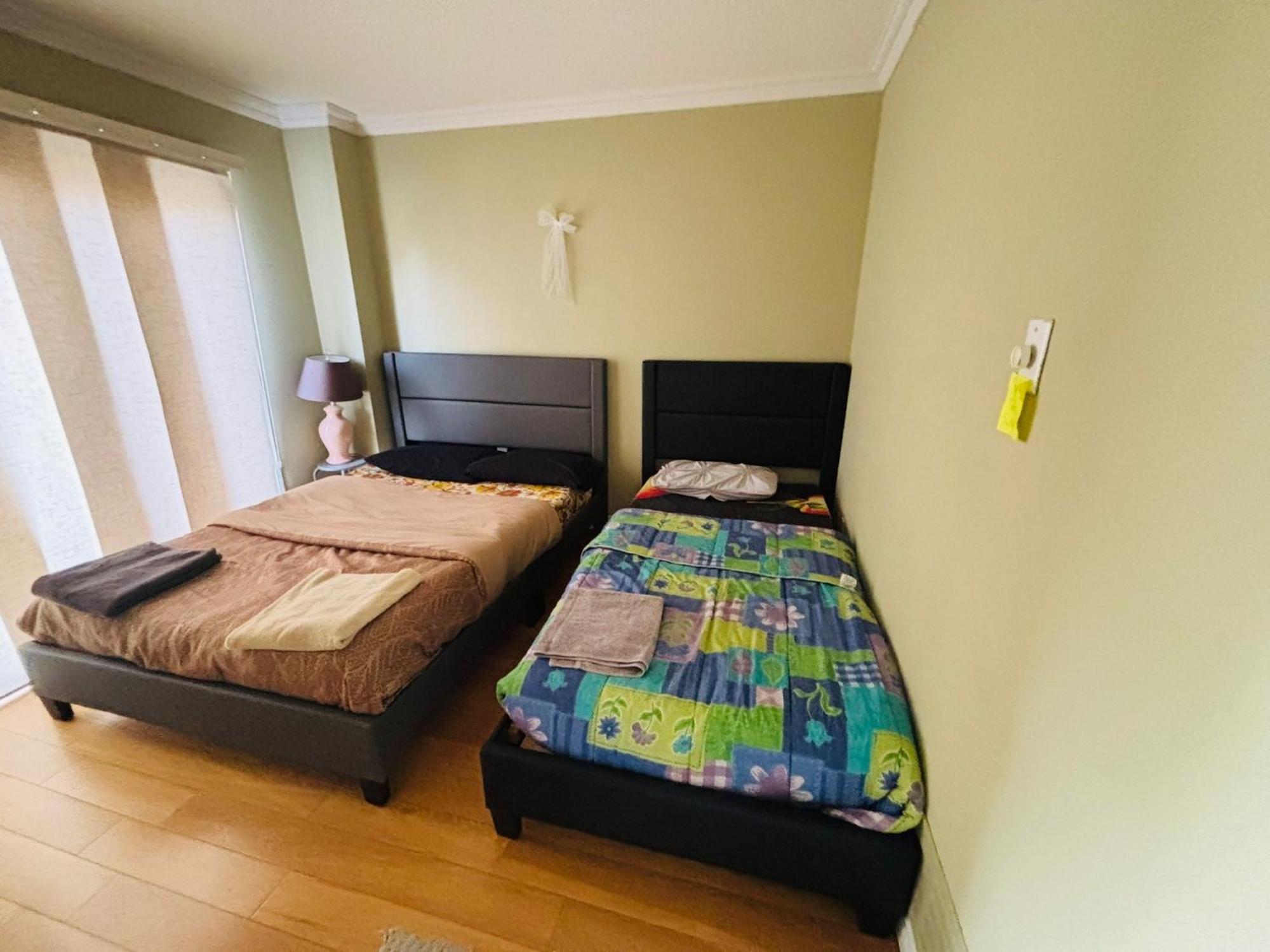Room With Private Patio Next To Toronto Airport Мисисага Екстериор снимка