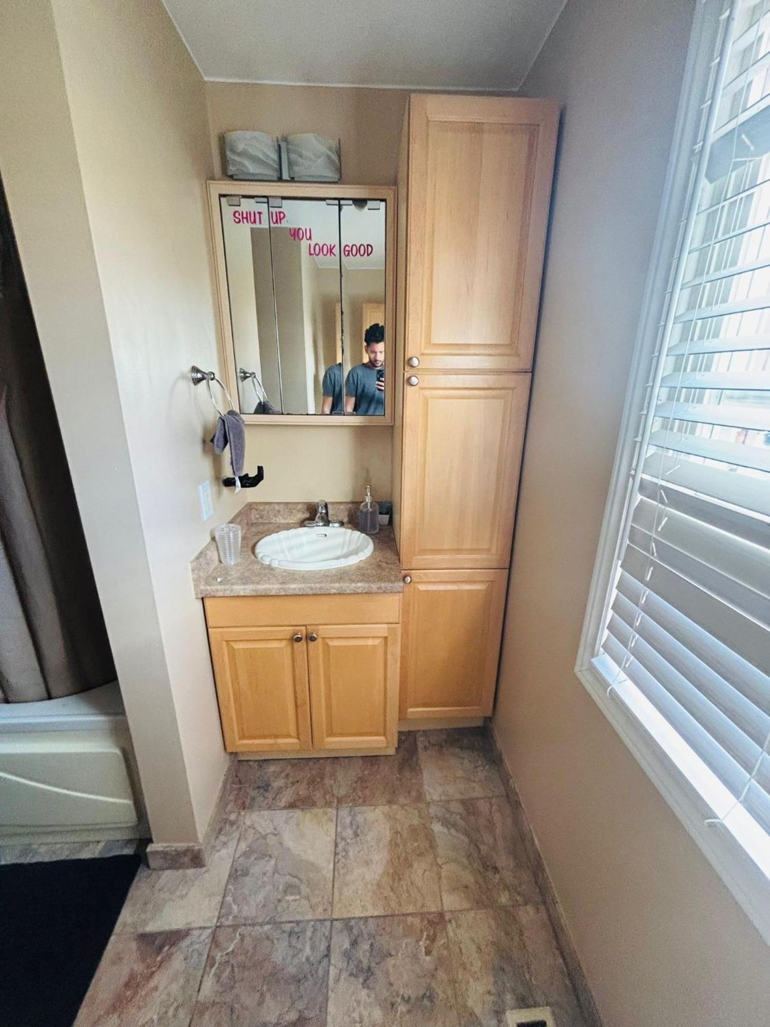 Room With Private Patio Next To Toronto Airport Мисисага Екстериор снимка