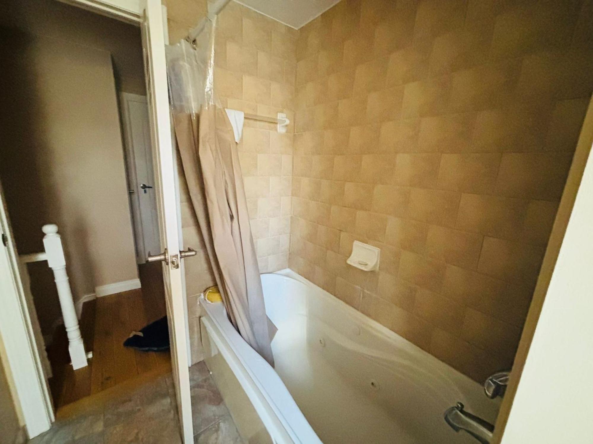 Room With Private Patio Next To Toronto Airport Мисисага Екстериор снимка